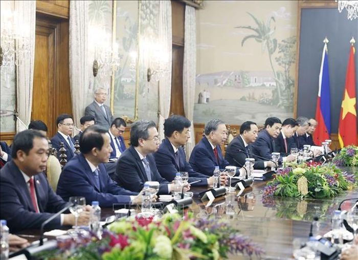 Tổng Bí thư, Chủ tịch nước Tô Lâm và đoàn cấp cao Việt Nam tại cuộc hội đàm với Tổng thống Philippines Ferdinand Romualdez Marcos Jr. và đoàn cấp cao Philippines. Ảnh: Thống Nhất/TTXVN