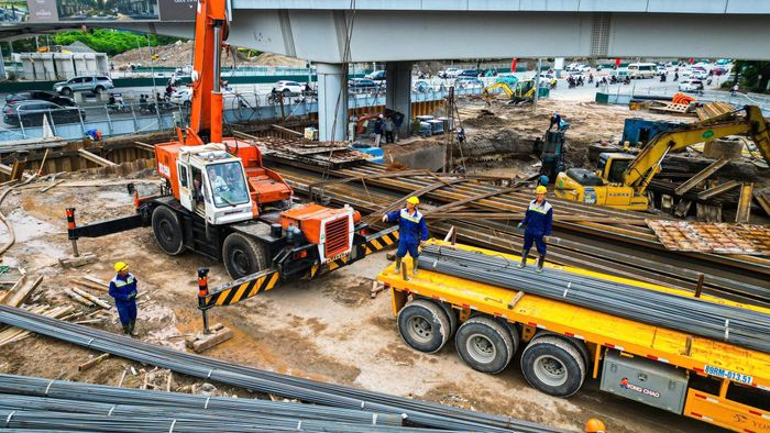 Bên trong công trường, nhiều máy móc cỡ lớn cùng hàng chục kỹ sư, công nhân được huy động để duy trì tiến độ