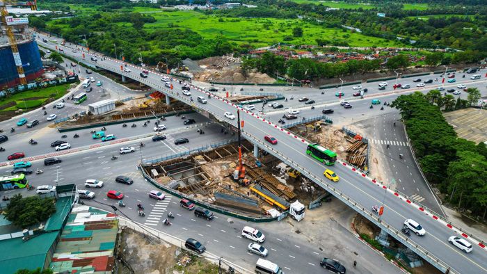 Hầm chui được xây dựng tại nút giao Cổ Linh - cầu Vĩnh Tuy, một trong những điểm giao thông có mật độ phương tiện lớn của Thủ đô, kết nối Vành đai 2 với nhiều tuyến liên tỉnh