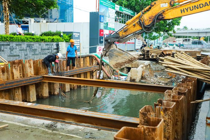 Theo ghi nhận, tại công trường những ngày cuối tháng 5, dự án đang bước vào giai đoạn thi công kết cấu quan trọng sau nhiều tháng tập trung xử lý nền móng và di dời hạ tầng kỹ thuật