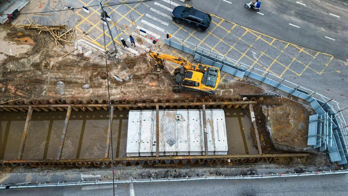Nhiều khu vực giữa nút giao hiện được quây tôn để đào hầm, lắp đặt hệ thống đường ống kỹ thuật và triển khai các hạng mục ngầm