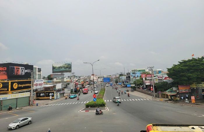 Quốc lộ 13 hướng từ ngã tư cầu vượt Bình Phước về trung tâm TP. Hồ Chí Minh hiện cũng đang được thành phố triển khai công tác BT, HT-TĐC để thực hiện dự án mở rộng Quốc lộ 13. Ảnh: Quang Phương