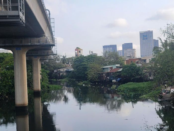 TP. Hồ Chí Minh hiện đang triển khai kế hoạch BT, HT-TĐC, GPMB để thực hiện nhiều dự án chỉnh trang rạch Văn Thánh. Trong ảnh: Khu vực tiếp giáp đường Nguyễn Hữu Cảnh. Ảnh: Quang Phương