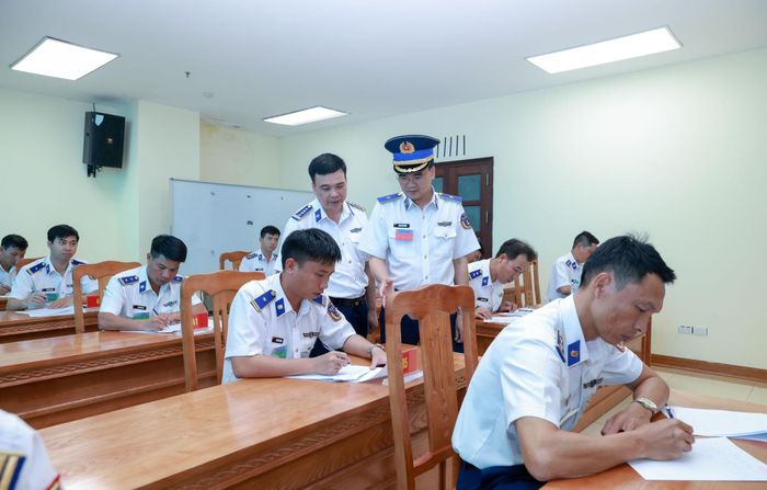 Thiếu tướng Trần Văn Lượng - Phó Tư lệnh, Tham mưu trưởng Cảnh sát biển Việt Nam, Trưởng Ban tổ chức Hội thi theo dõi thí sinh thực hiện thi lý thuyết môn công tác đảng - công tác chính trị