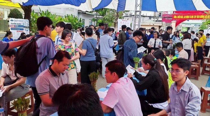Ngay từ sáng sớm của hoạt động, đông đảo người dân từ khắp các khu phố và khu vực lân cận đã đổ về các gian hàng tuyển dụng. Ảnh VLHCM