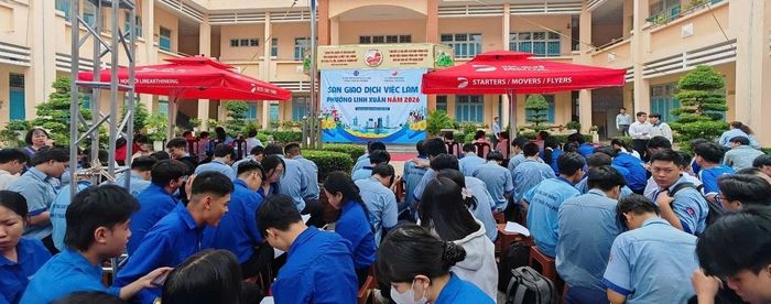 Sự kiện thu hút hơn 850 lao động tự do tìm việc đến từ 63 khu phố thuộc phường Linh Xuân và các sinh viên của trường Cao đẳng Kinh tế Kỹ thuật Thủ Đức tham gia. Ảnh VLHCM