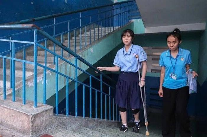 Những thí sinh di chuyển khó khăn được hỗ trợ vào phòng thi đúng giờ