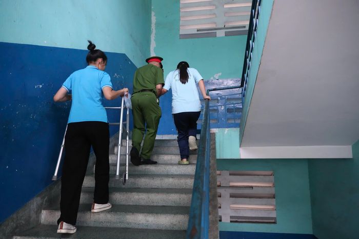 Những thí sinh di chuyển khó khăn được hỗ trợ vào phòng thi đúng giờ
