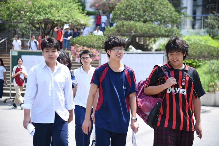 Thí sinh rạng rỡ sau khi kết thúc bài thi chuyên môn Ngữ văn. Ảnh: Xuân Quý