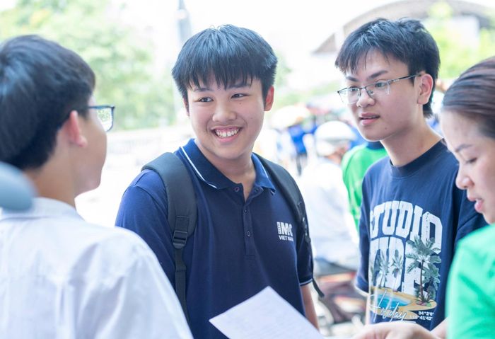 Trong buổi sáng 1/6, thí sinh đã hoàn thành bài thi các môn chuyên đăng ký dự thi gồm Ngữ Văn, Toán (dành cho thí sinh thi vào lớp chuyên Toán, chuyên Tin học), Ngoại ngữ. Ảnh: Mạnh Hưng