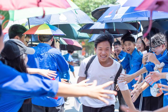 Thí sinh rạng rỡ sau khi hoàn thành bài thi môn chuyên. Ảnh: Mạnh Hưng