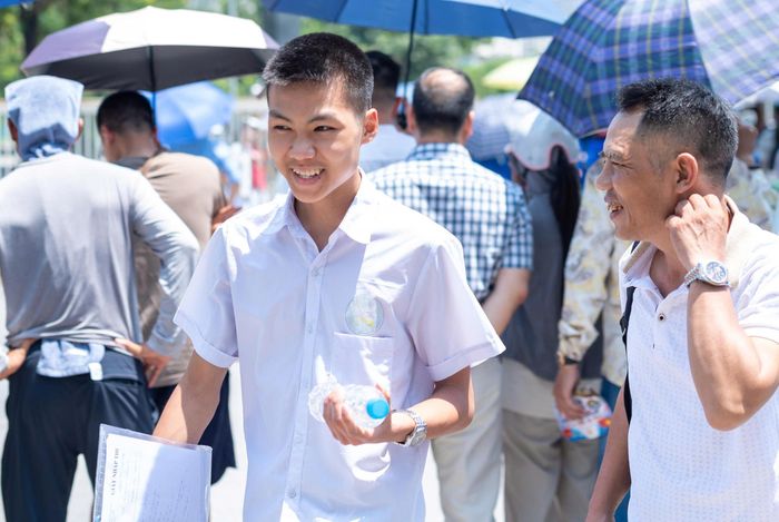 Thí sinh cùng phụ huynh tại điểm thi Trường THPT chuyên Nguyễn Huệ, sáng 1/6. Ảnh: Mạnh Hưng