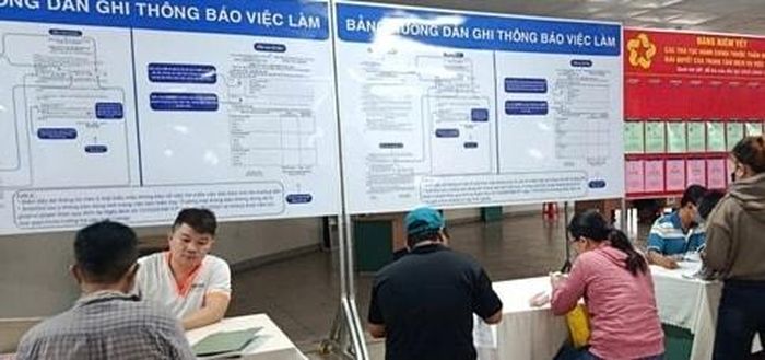 Tham gia tuyển dụng tại sàn là nhiều doanh nghiệp hoạt động trong các lĩnh vực bảo hiểm, may mặc, sản xuất linh kiện điện tử, cơ khí, thương mại và dịch vụ. Ảnh VLĐN
