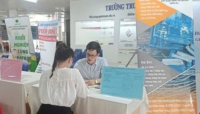 Điểm nổi bật của sàn giao dịch việc làm là tạo điều kiện để người lao động được gặp gỡ trực tiếp nhà tuyển dụng, tham gia phỏng vấn tại chỗ. Ảnh VLĐN
