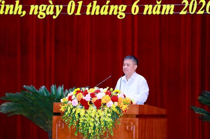 Thư ký kỳ họp trình bày các nghị quyết được thông qua tại kỳ họp. Ảnh: Minh Hà
