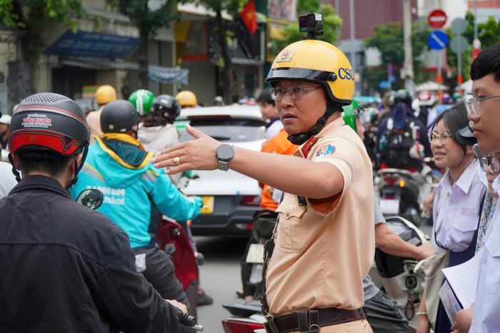 Để kỳ thi diễn ra thuận lợi, Phòng CSGT TP. Hồ Chí Minh khuyến cáo các bậc phụ huynh cần chủ động kiểm tra kỹ thông tin điểm thi, lựa chọn lộ trình di chuyển hợp lý. Ảnh: PC08