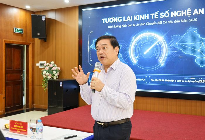 Chủ tịch Hội đồng Khoa học và Đào tạo, Đại học Kinh tế Quốc dân Trần Thọ Đạt trình bày kịch bản phát triển kinh tế số Nghệ An đến năm 2030