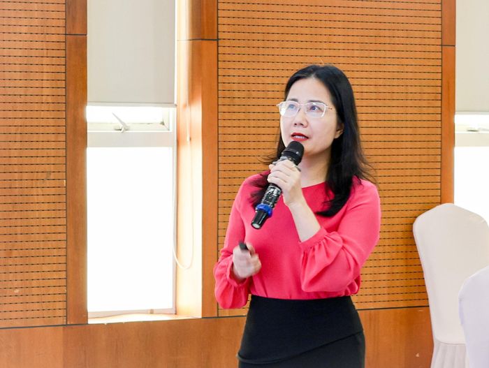Giám đốc Trung tâm Khoa học xã hội và nhân văn Nguyễn Thị Minh Tú tham luận