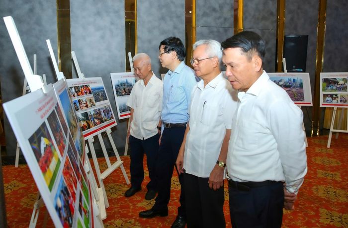 Các thành viên Hội đồng thảo luận về tác phẩm ảnh báo chí được lựa chọn vào chung khảo. Ảnh: Sơn Hải