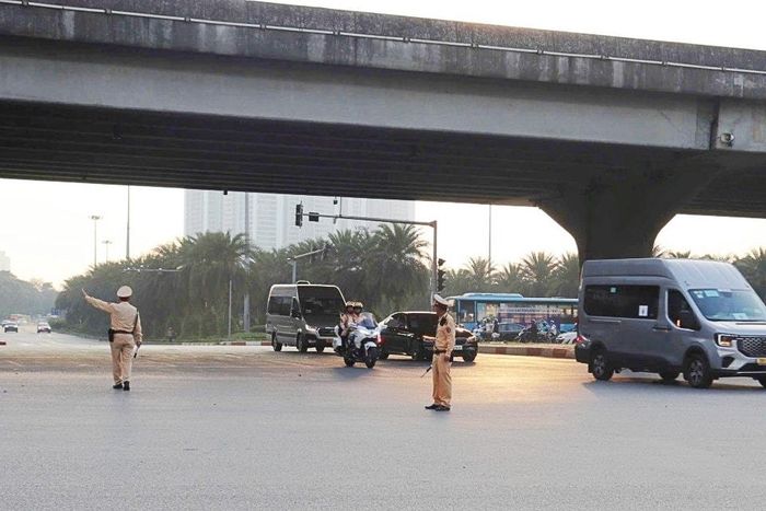Các lực lượng chức năng hướng dẫn, phân luồng phương tiện trên đường Phạm Hùng