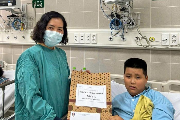 Trung tá Nguyễn Thị Chung trao quà cho bệnh nhi có hoàn cảnh khó khăn nhân Ngày Quốc tế Thiếu nhi 1/6.