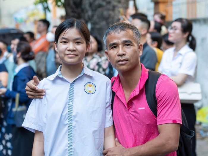 Thí sinh cùng phụ huynh rời điểm thi THCS Nguyễn Trãi (Hà Đông) sau khi hoàn thành môn thi chuyên. Ảnh: Mạnh Hưng