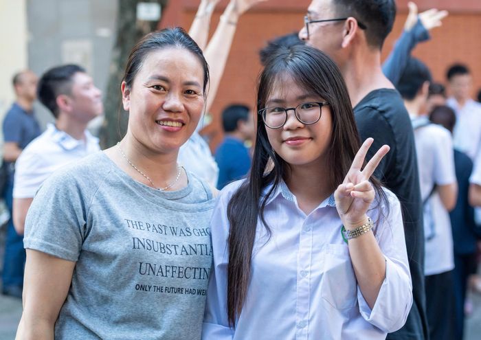Thí sinh cùng phụ huynh tại điểm thi Trường THCS Nguyễn Trãi (Hà Đông). Ảnh: Mạnh Hưng