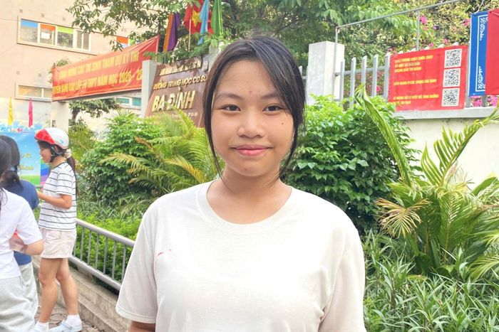 Em Dương Vũ Lam Khuê, học sinh Trường THCS Long Biên tại điểm thi Trường THCS Ba Đình. Ảnh: Minh Ngọc