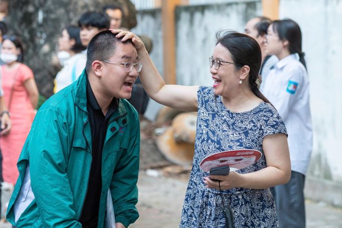 Thí sinh rạng rỡ rời khỏi điểm thi sau khi hoàn thành môn thi chuyên, chiều 1/6. Ảnh: Mạnh Hưng