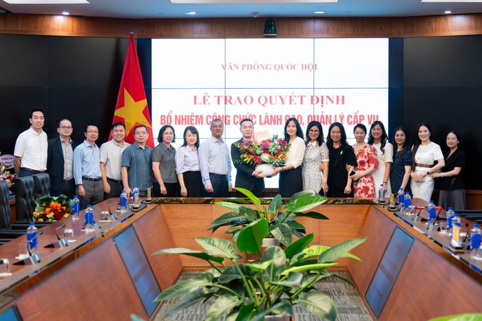 Lãnh đạo, công chức Vụ Quan hệ quốc tế tặng hoa chúc mừng Tân Vụ trưởng Vụ Quan hệ quốc tế Đào Duy Trung