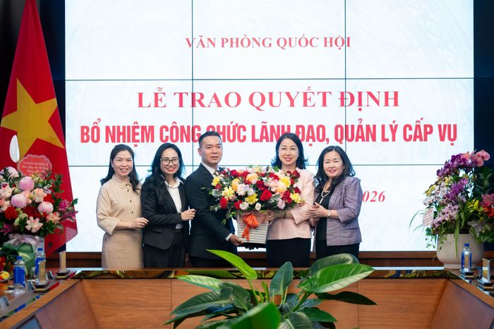 Lãnh đạo các Vụ, đơn vị thuộc Văn phòng Quốc hội tặng hoa chúc mừng tân Vụ trưởng Vụ Quan hệ quốc tế và tân Vụ trưởng Vụ Tổng hợp
