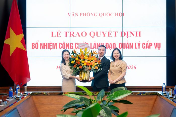 Lãnh đạo các Vụ, đơn vị thuộc Văn phòng Quốc hội tặng hoa chúc mừng tân Vụ trưởng Vụ Quan hệ quốc tế và tân Vụ trưởng Vụ Tổng hợp