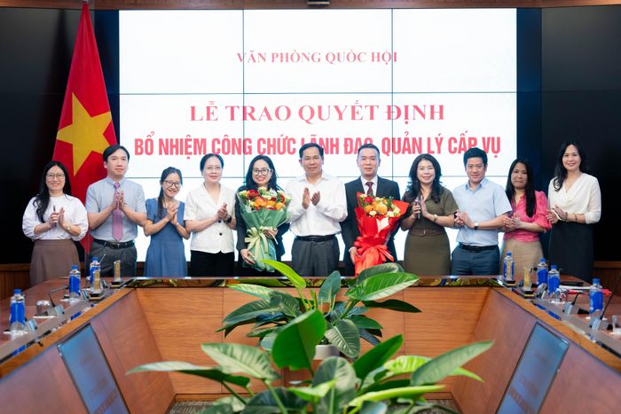 Tổng Thư ký Quốc hội, Chủ nhiệm Văn phòng Quốc hội Lê Quang Mạnh và Lãnh đạo VPQH tặng hoa chúc mừng tân Vụ trưởng Vụ Quan hệ quốc tế và tân Vụ trưởng Vụ Tổng hợp