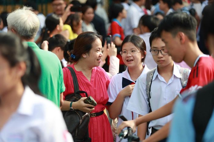 Hầu hết thí sinh có tâm trạng vui vẻ sau khi hết giờ làm bài môn tiếng Anh
