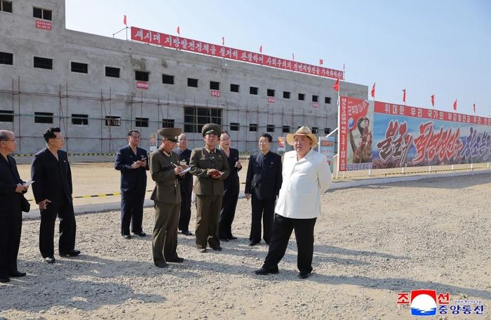 Ông Kim Jong Un thị sát các công trình thuộc khu tổ hợp. Ảnh: KCNA