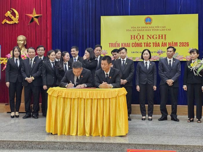Các đơn vị của TAND hai cấp tỉnh Lào Cai ký giao ước thi đua tại Hội nghị triển khai công tác Tòa án năm 2026.