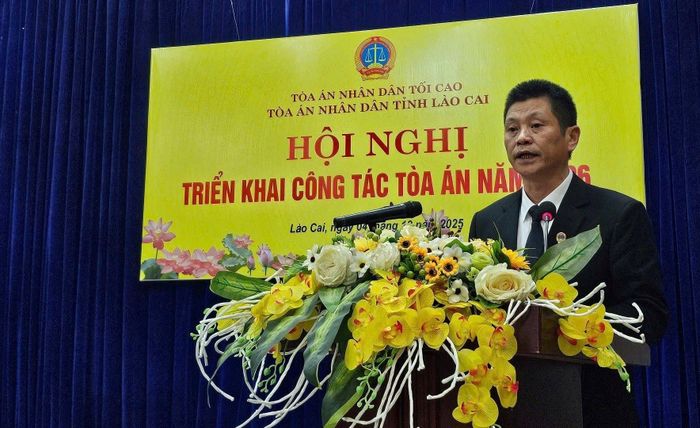 Ông Lê Thái Hưng, Chánh án TAND tỉnh Lào Cai phát biểu khai mạc Hội nghị triển khai công tác Tòa án năm 2026.