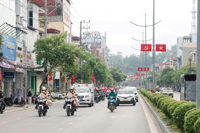 Các đại biểu tham gia diễu hành trên các tuyến đường, lan tỏa thông điệp "Chấm dứt bạo lực, vun đắp yêu thương".