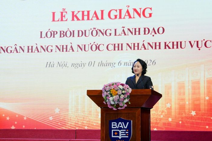 Đồng chí Trần Thu Huyền, Vụ trưởng Vụ Tổ chức cán bộ công bố Quyết định tổ chức Chương trình bồi dưỡng