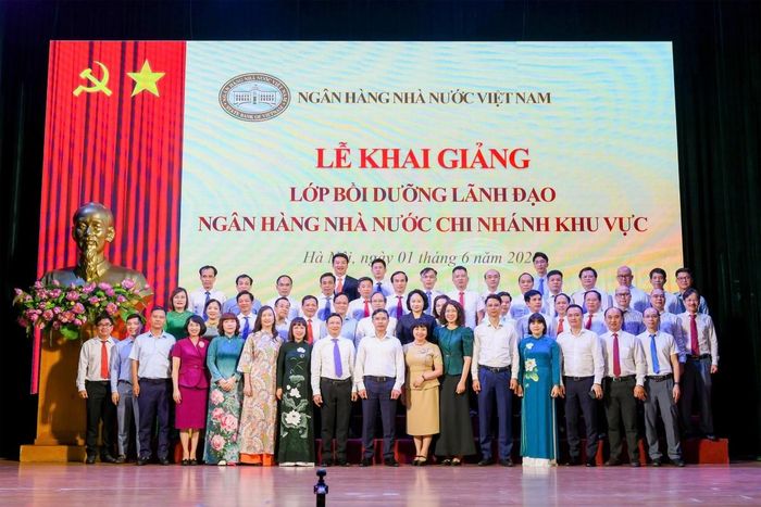 Các học viên là Giám đốc, Phó Giám đốc NHNN chi nhánh Khu vực và các Trưởng phòng quy hoạch chụp ảnh kỷ niệm cùng Thống đốc và Ban Lãnh đạo NHNN