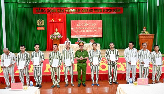  Đại tá Lê Thế Tý, Giám thị Trại giam Xuyên Mộc trao quyết định đặc xá cho các phạm nhân. 