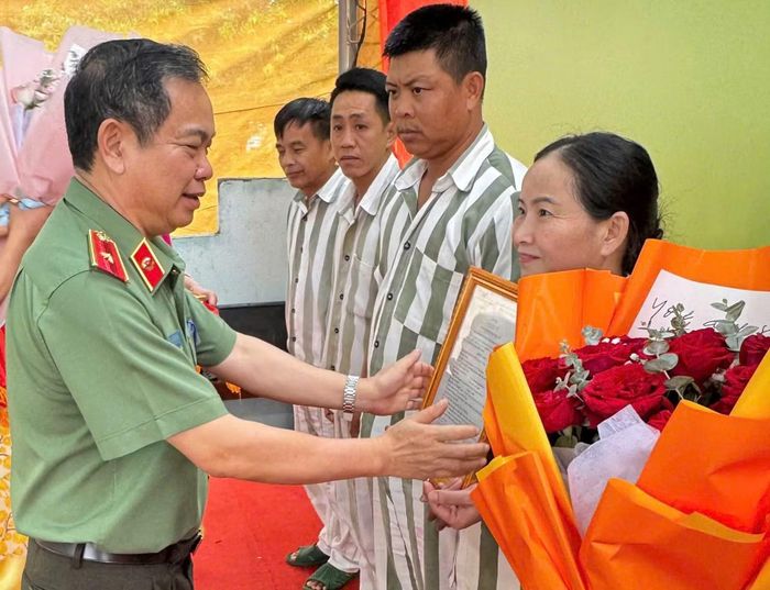  Thiếu tướng Phan Thanh Tám, Giám đốc Công an tỉnh Đắk Lắk trao chứng nhận đặc xá cho các phạm nhân tại Trại tạm giam số 1 Đắk Lắk. 