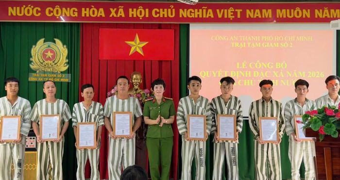  Trại tạm giam số 2 trao quyết định đặc xá cho các phạm nhân. 