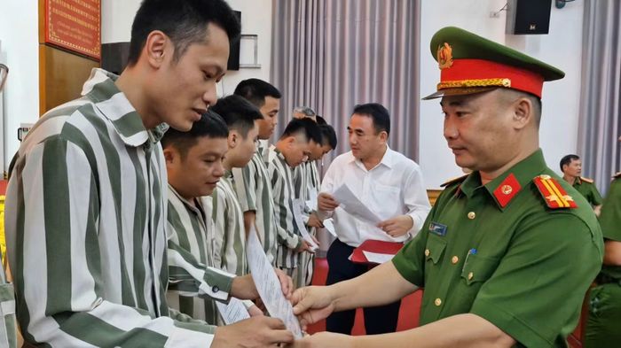  Trung tá Lê Như Cường - Giám thị Trại giam Thanh Cẩm trao Quyết định đặc xá của Chủ tịch nước cho các phạm nhân được đặc xá năm 2026. 