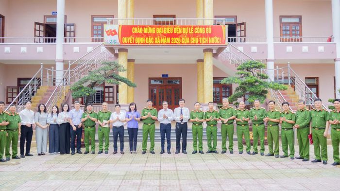  Đồng chí Nguyễn Việt Đức, Vụ trưởng Vụ pháp luật Văn phòng Chủ tịch nước chụp ảnh lưu niệm cùng lãnh đạo Cục Cảnh sát quản lý trại giam, cơ sở giáo dục bắt buộc, trường giáo dưỡng - Bộ Công an, TAND, Viện KSND, Công an tỉnh Khánh Hòa và CBCS Trại giam Sông Cái. 
