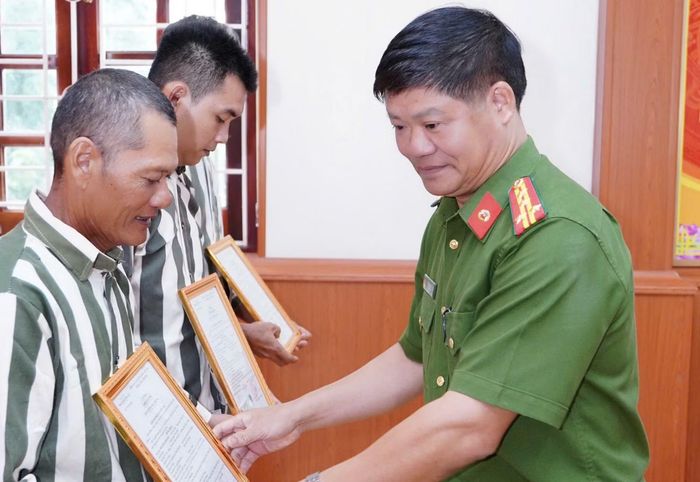  Đại tá Nguyễn Văn Trung, Giám thị Trại giam Sông Cái trao quyết định đặc xá của Chủ tịch nước cho phạm nhân. 