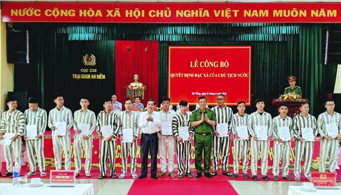  Ông Phan Thái Bình và Đại tá Nguyễn Anh Hữu, Giám thị Trại giam An Điềm, trao quyết định đặc xá cho các phạm nhân. 