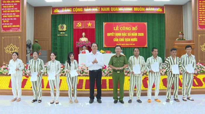  Đại tá Nguyễn Bá Nam, Giám thị Trại giam Tống Lê Chân trao quyết định đặc xá cho các phạm nhân. 