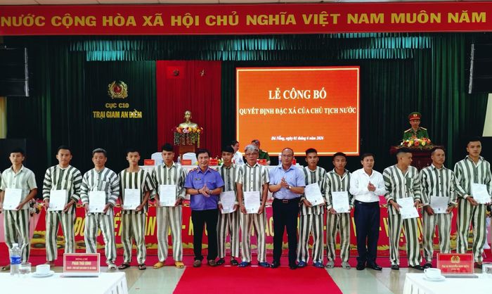 Đại diện Viện Kiểm sát nhân dân TP Đà Nẵng và lãnh đạo 2 xã Thượng Đức, Bến Hiên trao quyết định đặc xá cho các phạm nhân. 