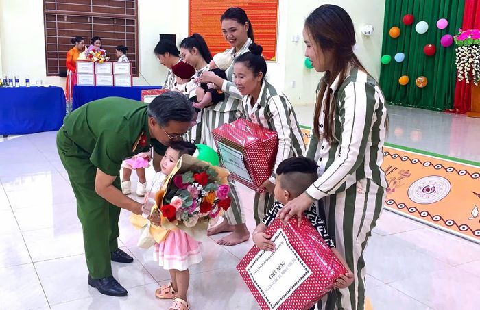  Đại tá Trần Văn Dũng, Giám thị Trại giam Đắk Trung trao quà cho các cháu thiếu nhi tại buổi lễ. 